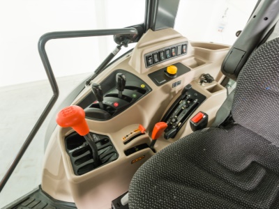 Zemědělský traktor Kubota M 7060