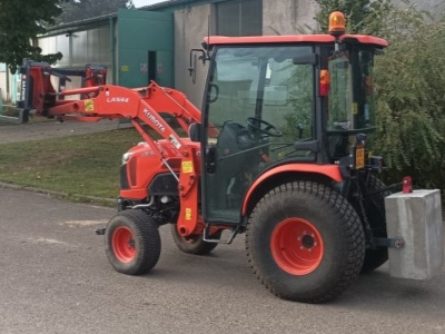 Traktor Kubota B 3150 včetně čelního nakladače, lžíce, pal. vidlí, závaží