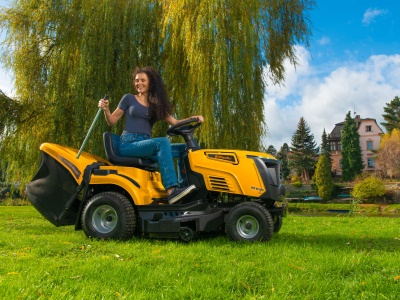 Riwall PRO RLT 86 TRD - Travní traktor 86 cm se zadním výhozem a mechanickou převodovkou