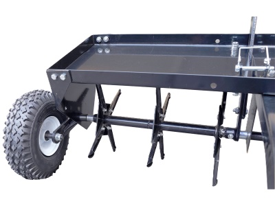 Riwall PRO RPA 102 T - přívěsný provzdušňovač trávníku 102 cm