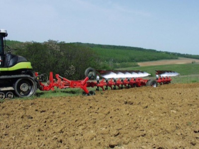 Polonesený otočný pluh - ©plus Heros