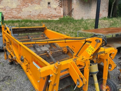 Čelní osekávač cibulové natě Keulmac a Vyorávač cibule Keulmac