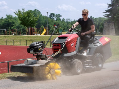 Zametací kartáč motorový