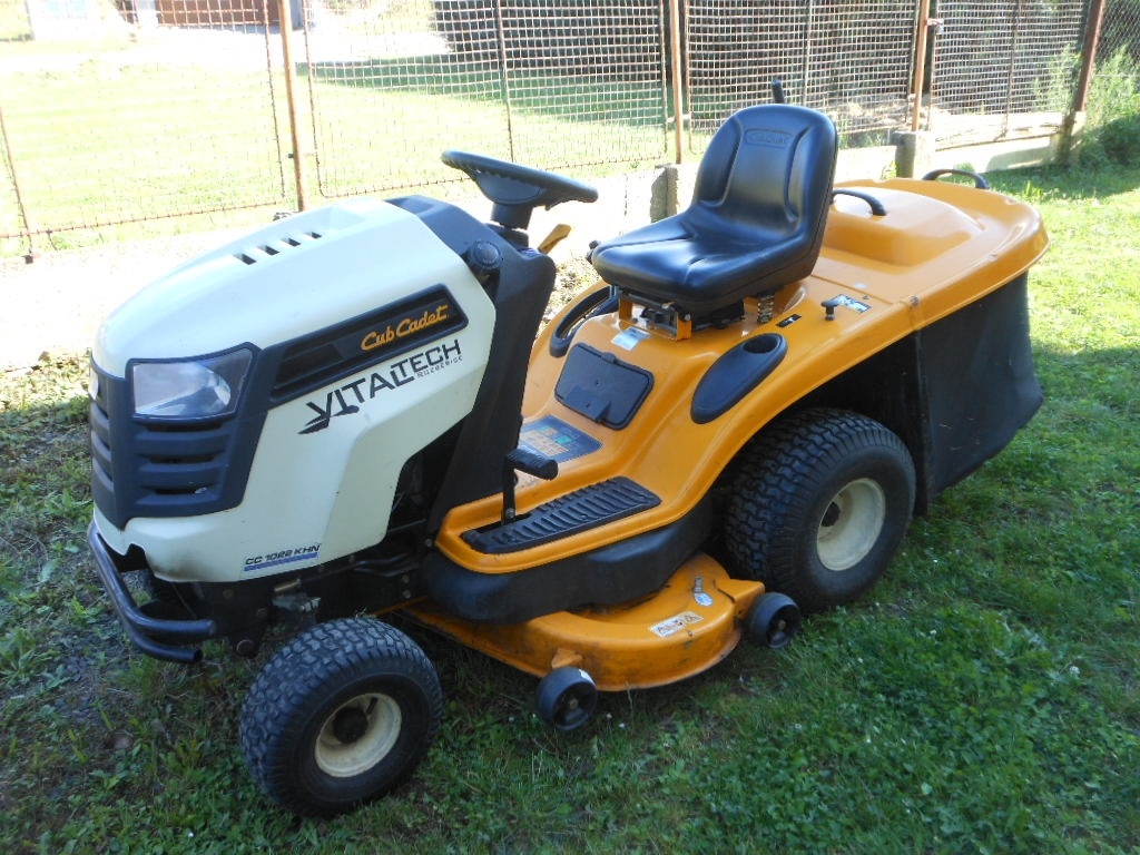 Travní traktor Cub Cadet CC1022 KHN