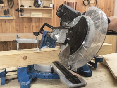 Scheppach HM 140 L - pokosová pila s potahem, laserem a oboustranným nastavením náklonu