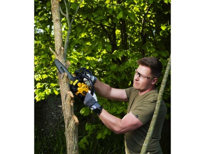 Riwall PRO RPCS 2526 - řetězová vyvětvovací pila s benzinovým motorem 25 ccm