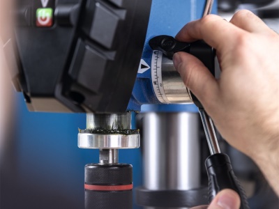 Scheppach TBM 250 Vario - stojanová vrtačka s křížovým laserem