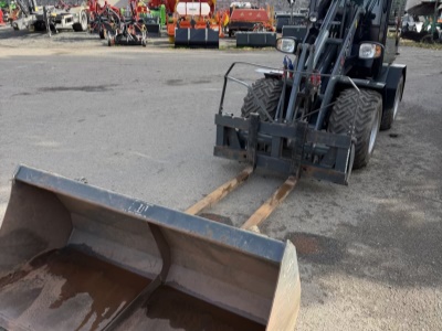 Kloubový nakladač GiANT D337T