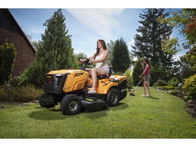 Riwall PRO RLT 102 HRD TWIN - dvouválcový travní traktor 102 cm se zadním výhozem a hydrostatickou převodovkou