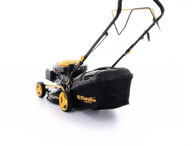 Riwall PRO RPM 4235 - multifunkční travní sekačka 3 v 1 s benzinovým motorem a pojezdem