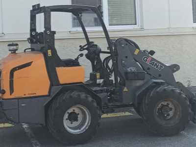 Kloubový nakladač GiANT  V6004T - X-TRA