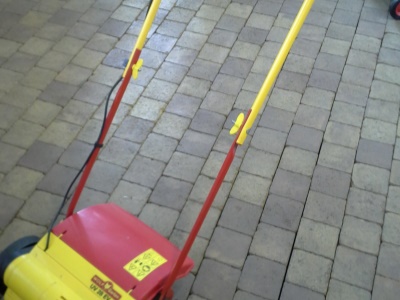 Elektrický provzdušňovač trávníků UV 28 EV 