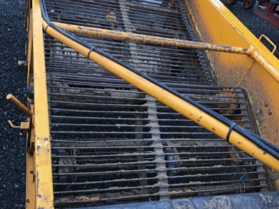 Čelní osekávač cibulové natě Keulmac a Vyorávač cibule Keulmac