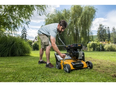 Riwall PRO RPV 4058 - travní vertikutátor/provzdušňovač s benzinovým motorem 40 cm