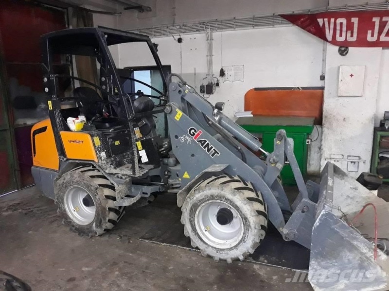 Nakladač GiANT V 452 T