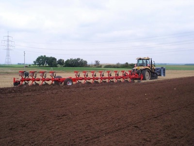 Polonesený otočný pluh - ©plus Heros