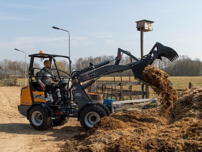 Kloubový nakladač GiANT G2300 HD