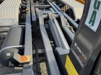 Hákový kontejnerový nosič STRONGA HL014D včetně kontejneru