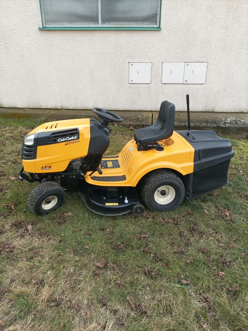 Travní traktor CUB CADET LT3 PR105