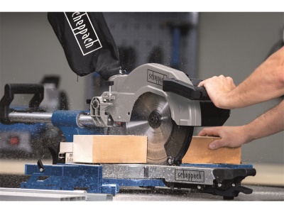 Scheppach HM 110 MP - dvourychlostní multifunkční pokosová pila s potahem a laserem