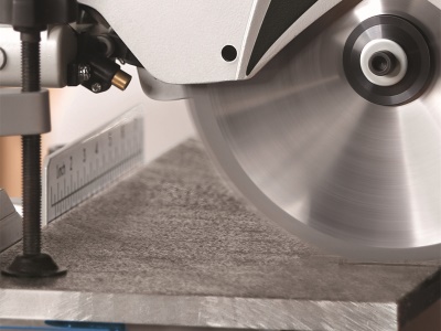 Scheppach HM 110 MP - dvourychlostní multifunkční pokosová pila s potahem a laserem