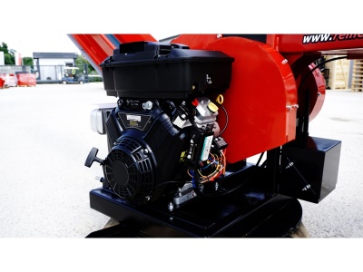 Špalíkovač se spalovacím motorem Model RPS-120 Remet (27 HP) + Pásový dopravník 3m + Otočná konzole 360°