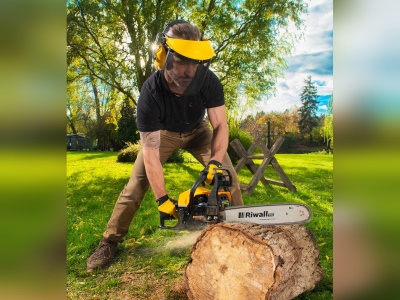 Riwall PRO RPCS 5140 SET - řetězová pila s benzinovým motorem 49 ccm + náhradní řetěz + rukavice + ochranné brýle