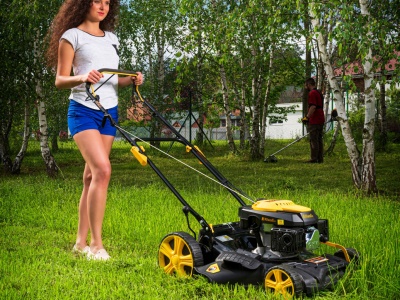 Riwall PRO RPM 5135 - multifunkční travní sekačka 4 v 1 s benzinovým motorem a pojezdem