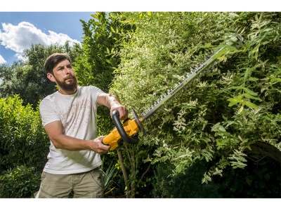 Riwall PRO RAHT 5220 SET - plotostřih s aku motorem + 2Ah baterie + nabíječka 20 V