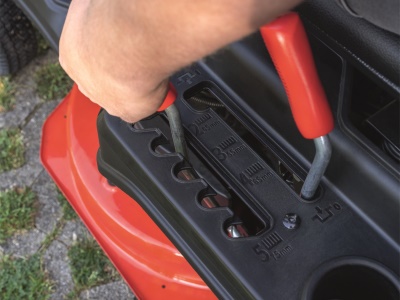 Scheppach MR 230-61 - travní rider 61 cm s zadním a bočním výhozem a mechanickou převodovkou