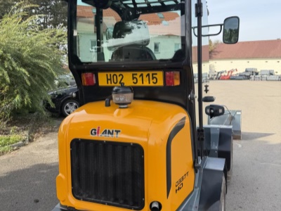 Kloubový nakladač GiANT D337T