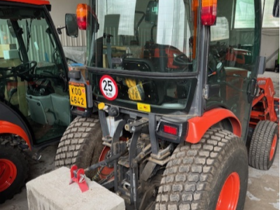 Traktor Kubota B 3150 včetně čelního nakladače, lžíce, pal. vidlí, závaží