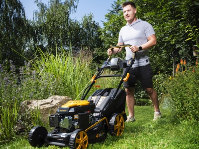 Riwall PRO RPM 4735 E - multifunkční travní sekačka 4 v 1 s benzinovým motorem, pojezdem a elektrostartem