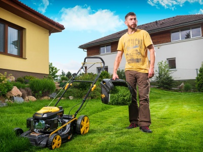 Riwall PRO RPM 5135 - multifunkční travní sekačka 4 v 1 s benzinovým motorem a pojezdem