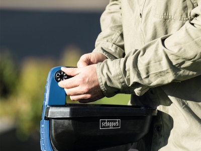 Scheppach C-GSP800-X-SET S - 20 V IXES aku rozmetadlo + 2Ah baterie + nabíječka 2,4 A