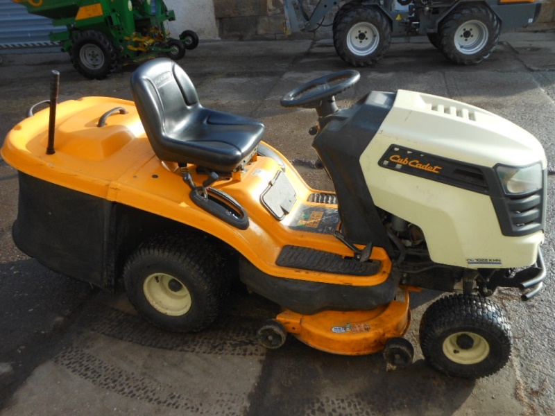 Travní traktor Cub Cadet CC1022 KHN