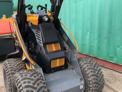 Mini smykový nakladač GiANT SK 211 G