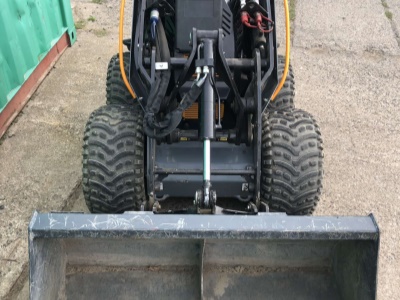 Mini smykový nakladač GiANT SK 211 G