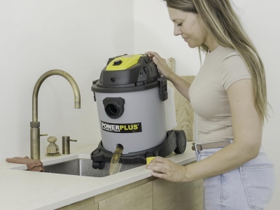POWX326 - Vysavač sucho/mokro 1 600 W s tepovačem