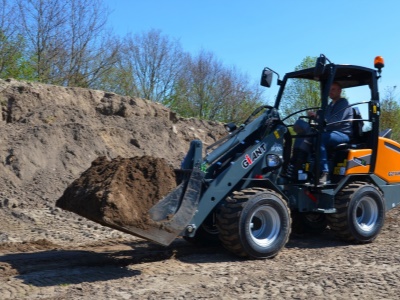 Kloubový nakladač GiANT G2700 HD