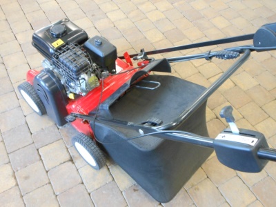  Hecht S 390 B - benzínový provzdušňovač