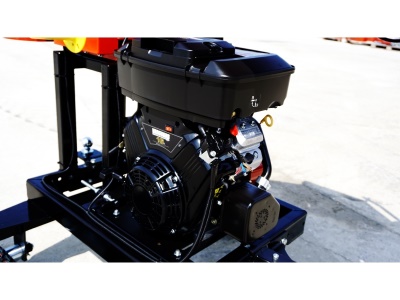 Špalíkovač se spalovacím motorem Model RPS-120 Remet (27 HP) + Terénní podvozek