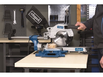 Scheppach HM 90 MP - dvourychlostní multifunkční pokosová pila s potahem a laserem