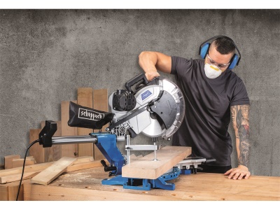 Scheppach HM 140 L - pokosová pila s potahem, laserem a oboustranným nastavením náklonu