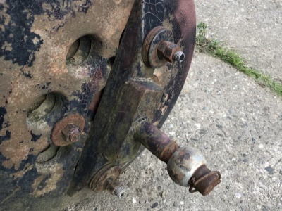 Čelní závaží z 16 ks ks závaží do zadních kol na traktor Zetor Crystal
