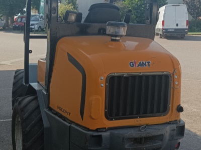Kloubový nakladač GiANT  V6004T - X-TRA