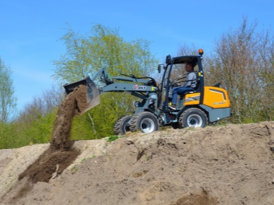 Kloubový nakladač GiANT G2700 HD+