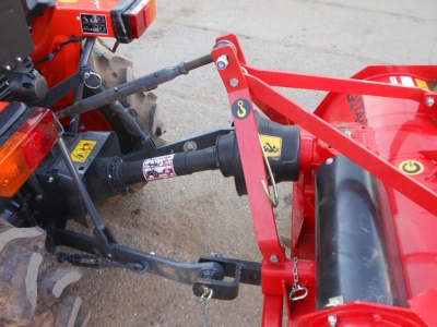 Zakladač trávníků za traktor R2 TST100
