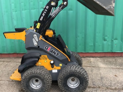 Mini smykový nakladač GiANT SK 211 G