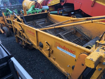 Čelní osekávač cibulové natě Keulmac a Vyorávač cibule Keulmac